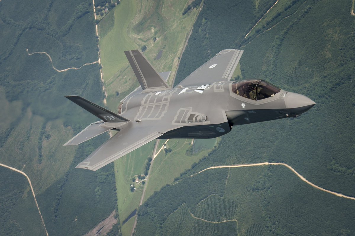 Twee F-35’s van <a href="/VlbLeeuwarden/">Vliegbasis Leeuwarden</a> worden nu ingezet voor de bescherming van NAVO-luchtruim boven Oost-Europa. Hiermee brengt Nederland bondgenootschappelijke solidariteit tot uitdrukking en dragen we, zeker nu, bij aan handhaving van ingeriteit van het NAVO-verdragsgebied #WeAreNATO