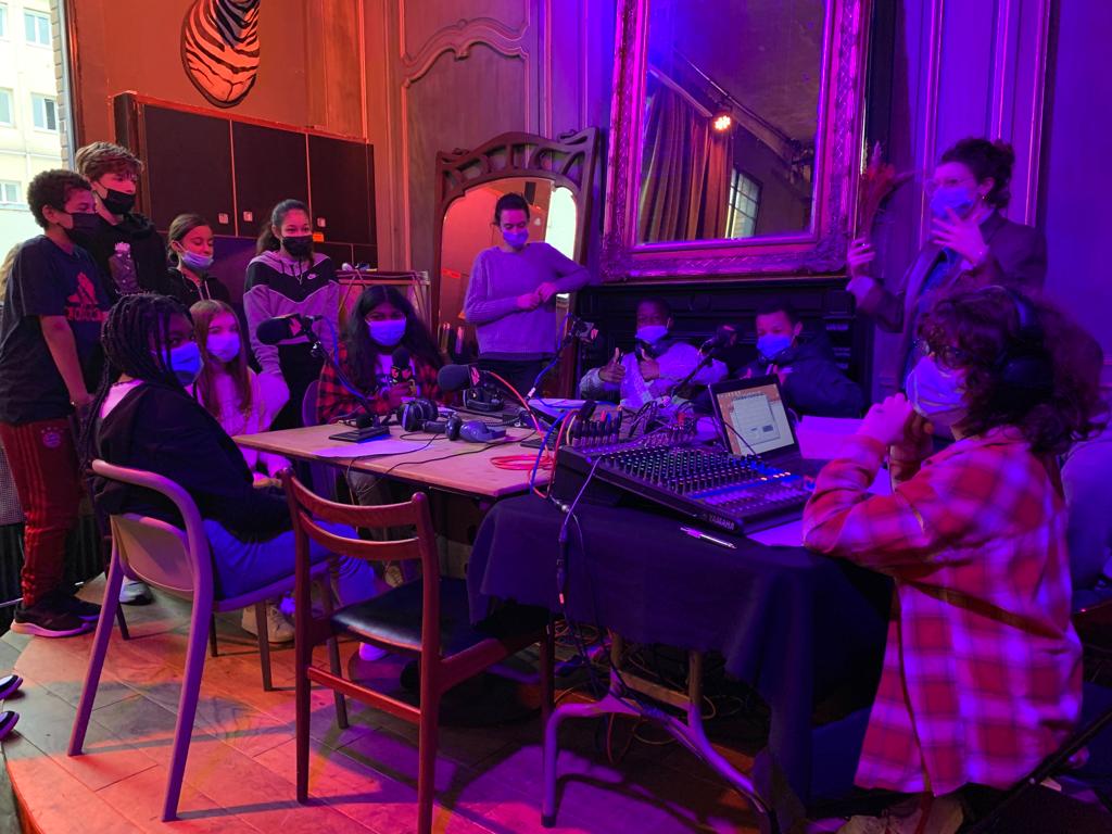 Au dernier #festivaldesidéesparis, les 4e spécialité #média du collège François Villon ont enregistré une émission radio avec <a href="/campusparis/">Radio Campus Paris</a> à @labellevilloise #fakenews #éducationauxmédias #futurdesmédias
🎙️📻 Découvrez leur émission juste là 👉
radiocampusparis.org/radio-futur-au…