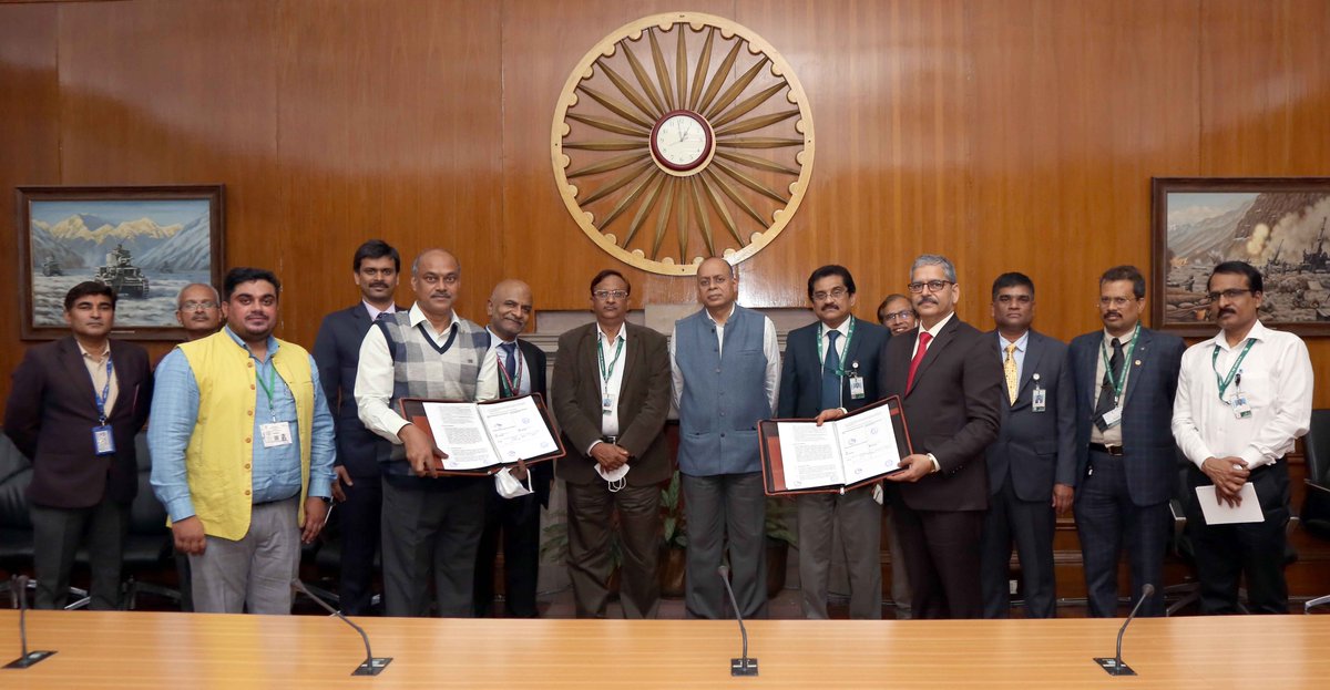 SpokespersonMoD's tweet photo. #DefenceAccountsDepartment  of #MoD signed an MoU w/ CSC e-Governance Services India Ltd, a special purpose vehicle under @GoI_MeitY to onboard pension services under System for Pension Administration (Raksha) {SPARSH} across more than 4 lakh #CSCs. 
Read➡️https://t.co/t2TffToOWK https://t.co/H4cLCH7dtK