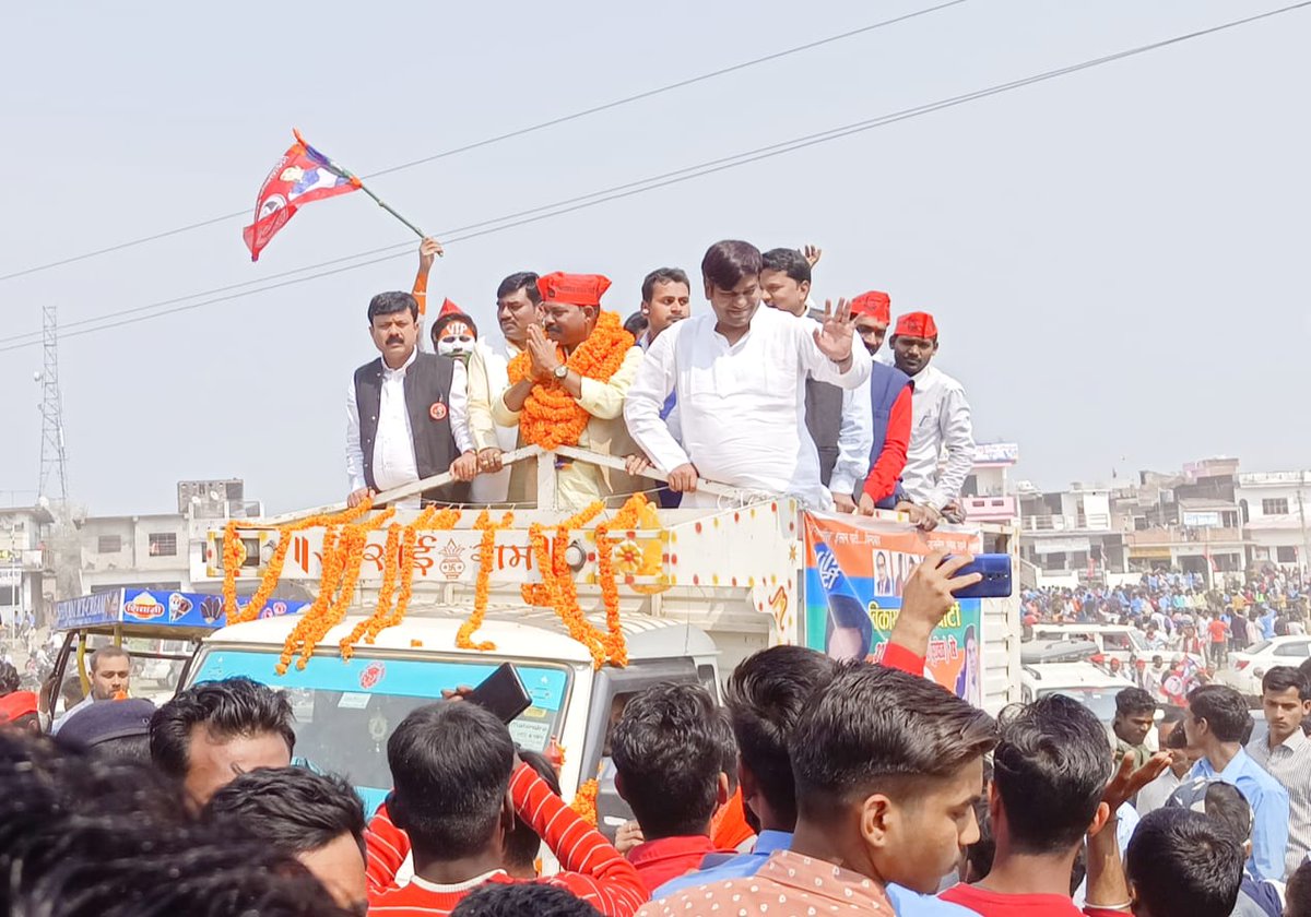 VIPUttarPradesh's tweet photo. माननीय मंत्री श्री मुकेश सहनी जी ने गोरखपुर जनपद के बांसगांव विधानसभा क्षेत्र से वीआईपी पार्टी के प्रत्याशी श्री विजय पवासन जी के समर्थन में बांसगांव विधानसभा के विभिन्न क्षेत्रों रोड शो किया तथा लोगों से नाव छाप पर वोट देने के लिए अपील की। https://t.co/727J9hDiwA