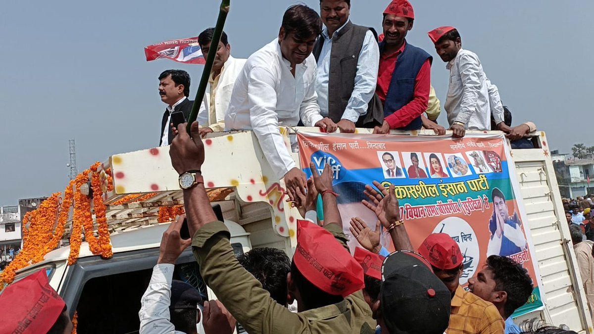 VIPUttarPradesh's tweet photo. माननीय मंत्री श्री मुकेश सहनी जी ने गोरखपुर जनपद के बांसगांव विधानसभा क्षेत्र से वीआईपी पार्टी के प्रत्याशी श्री विजय पवासन जी के समर्थन में बांसगांव विधानसभा के विभिन्न क्षेत्रों रोड शो किया तथा लोगों से नाव छाप पर वोट देने के लिए अपील की। https://t.co/727J9hDiwA