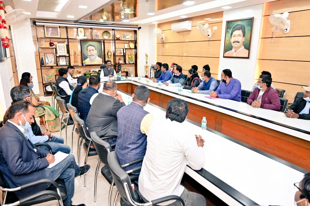 आज आवास में सरकारी कर्मचारी संघ के प्रतिनिधियों से मुलाकात हुई। अपने निश्चय पत्र 2019 में हमने घोषणा की थी कि वर्ष 2004 के बाद सरकारी सेवा में नियुक्त होने वाले पदाधिकारियों और कर्मचारियों के लिए पुरानी पेंशन योजना बहाल करेंगे। 
हमारी सरकार अपने वायदे पर कायम हैं।