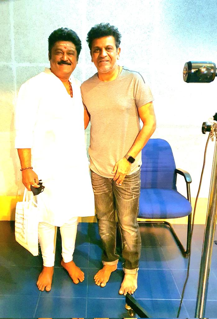 Jaggesh2's tweet photo. ಇಂದಿನಿಂದ #ರಾಘವೇಂದ್ರಸ್ಟೋರ್ಸ್ ಮರುಮಾತಿನ ಜೋಡಣೆ ಶುರು..
ಇಂದು ನಮ್ಮಿಬ್ಬರ ಆಕಸ್ಮಿಕ ಭೇಟಿ
ನನ್ನ ಆತ್ಮೀಯ ಸಹೋದರ #ಶಿವಣ್ಣ ನ ನೋಡಿದರೆ ನನಗಾಗುವ ಆನಂದವೆ ಬೇರೆ..
ಮಗುವಿನಂತಹ ಮನಸ್ಸಿನ ಬಂಧು..ಶುಭಮಧ್ಯಾಹ್ನ:) https://t.co/MSHGlctYFT