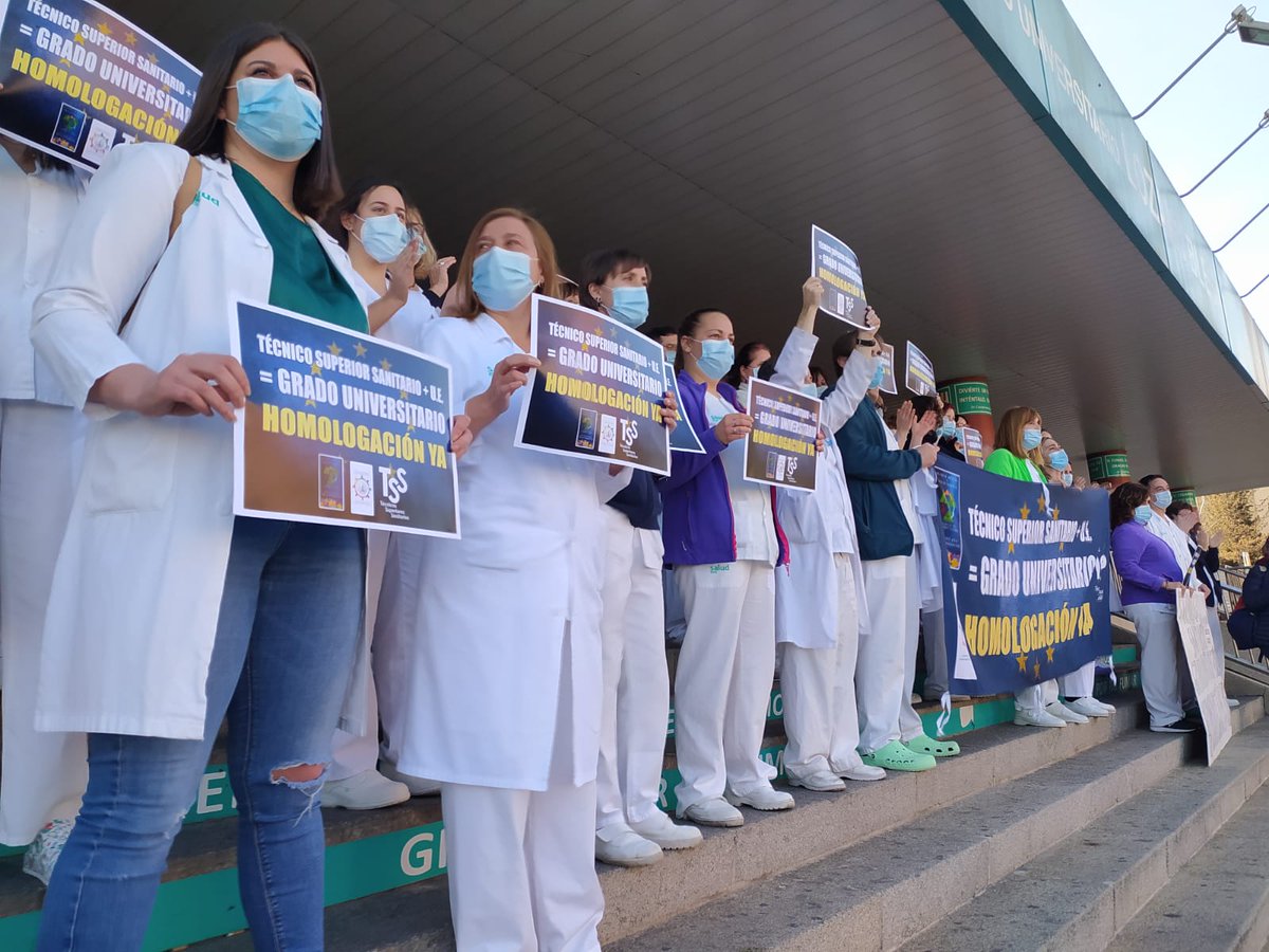 Gracias a todas/os los que ayer estuvisteis pidiendo justicia en los hospitales de toda España.Las autoridades han de saber que estamos hartos. No aceptamos promesas, queremos realidades. Queremos ser #EUROPEOSPLENODERECHO #gradouniversitario #5mTSSMadrid #comisionporelgrado