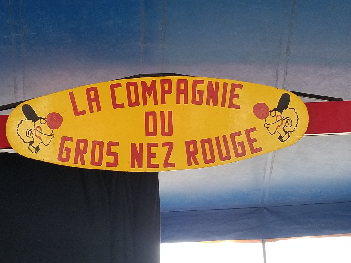 La Compagnie du Gros Nez Rouge a implanté son chapiteau pour 15 jours dans la cour de récréation de l'école. Les élèves de l'école élémentaire découvriront les arts du cirque avant de se produire devant les familles. #génération2024 #cirque