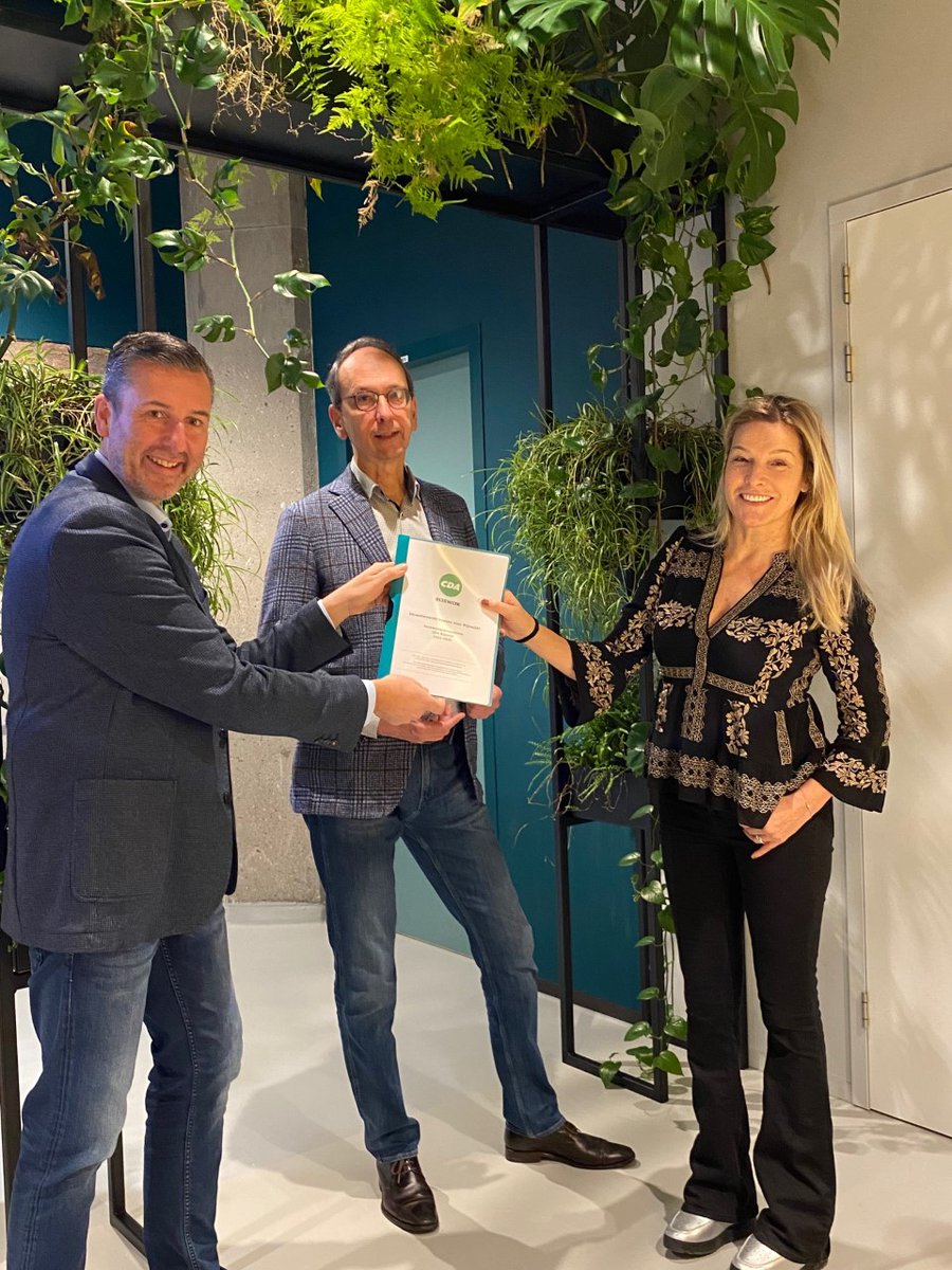 CDA_Rijswijk's tweet photo. Ook nam @LucilleWerner ons verkiezingsprogramma in ontvangst: 'Verantwoorde keuzes voor Rijswijk!' #Goedwonen #Groenestad #Gezondoud Lees hier ons gehele programma: https://t.co/ToApXjOVUB #gemeenteraadsverkiezingen2022 https://t.co/cLMPnZRV1E