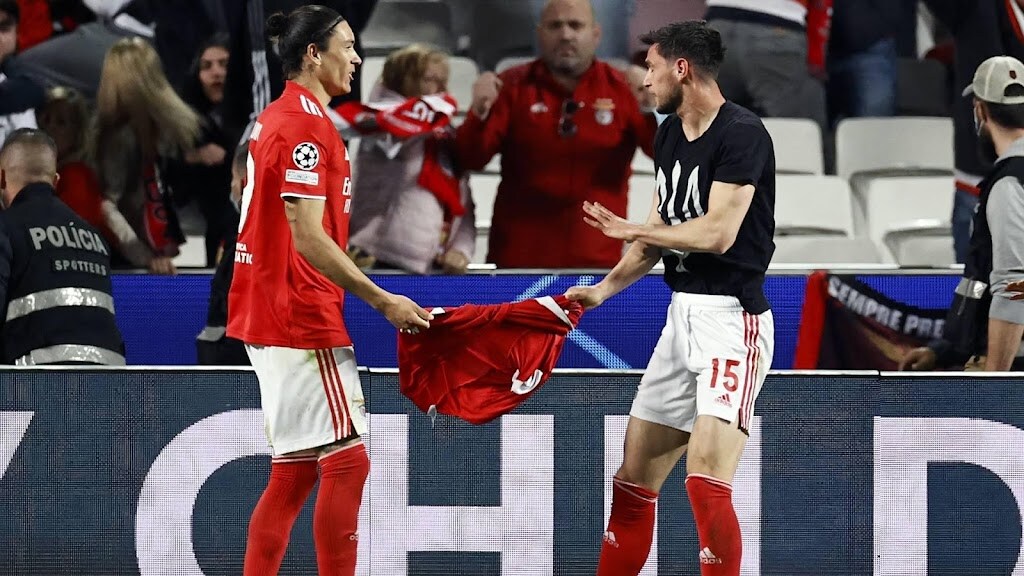 RTLnieuws's tweet photo. Straf dreigt voor Oekraïner van Benfica na doelpunt tegen Ajax | Liveblog https://t.co/x11e2DB1dS https://t.co/xXLjG5Icie