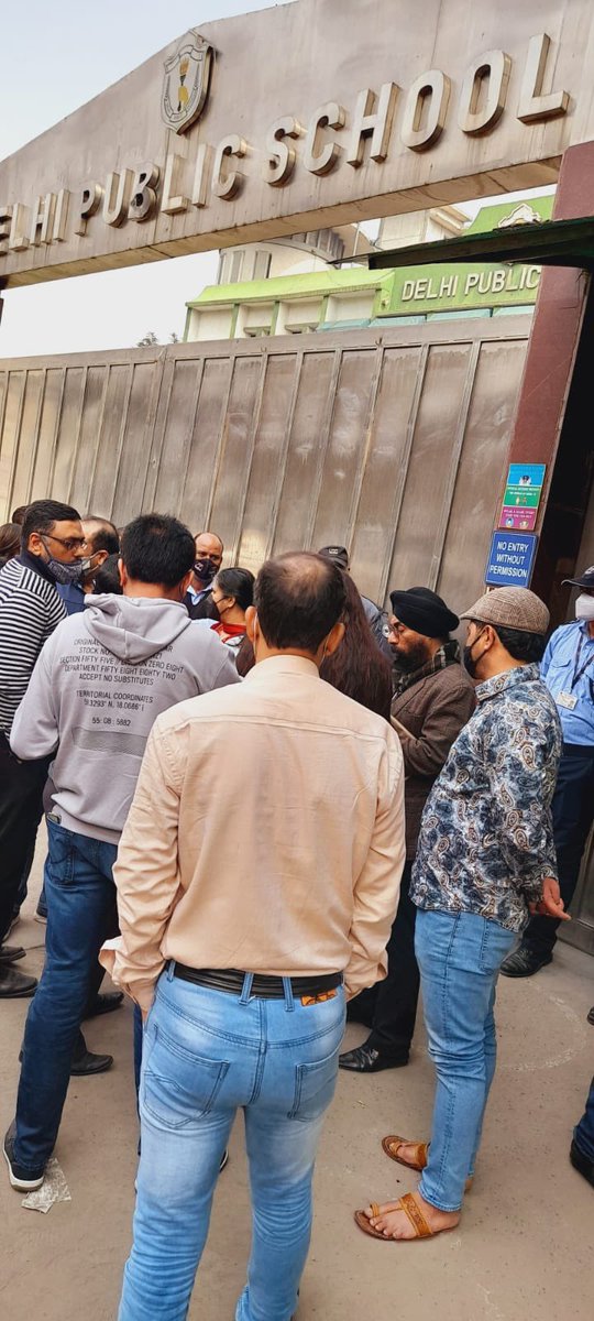 RohitKu88516345's tweet photo. @DOSTE2019 
Director of Education staff and parents gathered to speak to Principal of DPS Mathura Road on fees hike in all DPS schools in Delhi.After so many messages Principal did not came out to speak but police was called to deal. Shame on principal and DPS society people. https://t.co/11NHy6k7Fg