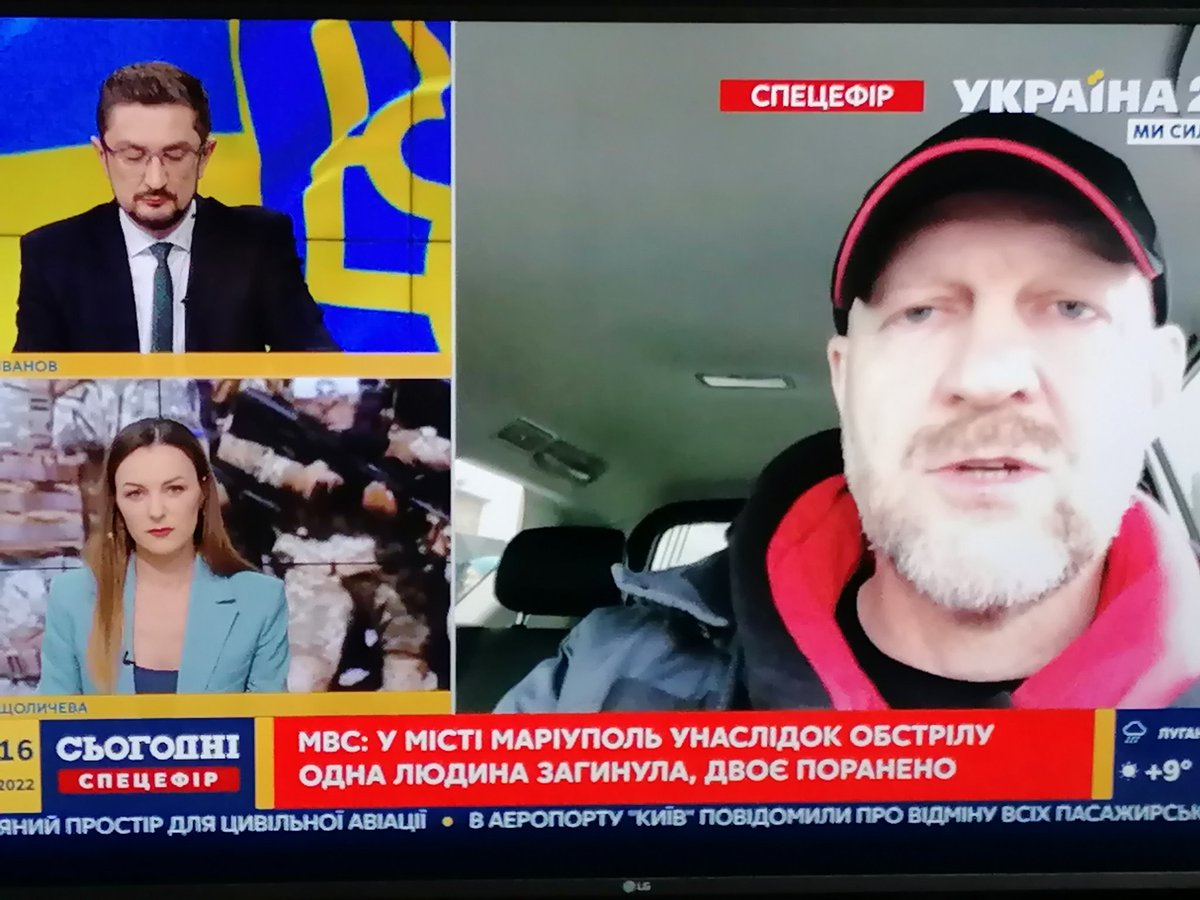 Отчего то большинство депутатов рады дают интервью из авто. Вот этот поехал а молоком, - сын заболел. В деревню за парным?