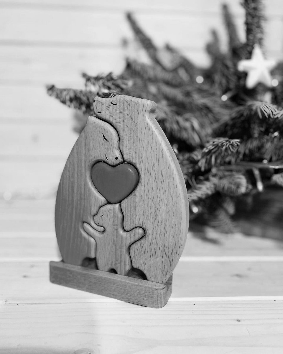 Как жаль, 
что нет у прошлого дверей 
Так хочется, порой, в него вернуться
Вещей забытых пальцами коснуться
Увидеть вновь живущими людей
Тех, кто в душе твоей оставил след
Тех,
 кто погас и вспыхнул в небосводе,
Вчера дарил любовь, сегодня - свет
Следил, чтоб одевалась по погоде