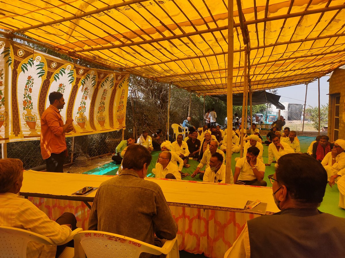 spnfpatan's tweet photo. આજ રોજ તારીખ:-૨૪/૦૨/૨૦૨૨ નાં રોજ આત્મા યોજના પાટણ અંતર્ગત હારીજ તાલુકા ની જિલ્લા અંદર તાલીમ નું આયોજન કંબોઇ ગામમાં પ્રગતિશીલ ખેડૂત #સિદ્ધાર્થભાઇ_જાદવ નાં ફાર્મ જેઓની પાસે ૧૭ જેટલી નાની મોટી ગીર અને કાંકરેજ ગાય છે, તેમના ખેતરે ગાય આધારિત પ્રાકૃતીક કૃષિ તાલીમ કાર્યશાળા નું આયોજન https://t.co/HVqSktlmpD