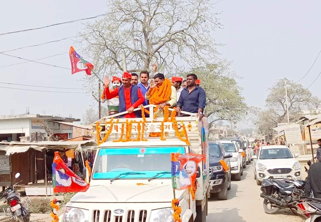 VIPUttarPradesh's tweet photo. पार्टी के राष्ट्रीय अध्यक्ष @santoshjsahani जी ने गोरखपुर जनपद के बांसगांव विधानसभा क्षेत्र से वीआईपी पार्टी के प्रत्याशी विजय पवासन जी के समर्थन में बांसगांव विधानसभा के विभिन्न क्षेत्रों में रोड शो कर क्षेत्रवासियों से नाव छाप पर वोट देने की अपील किये। https://t.co/azkegTC8Bi https://t.co/CFrOhr4Lrq