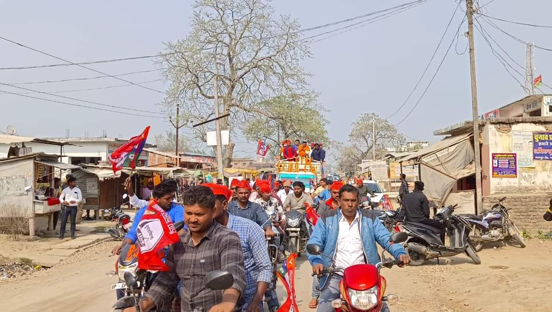VIPUttarPradesh's tweet photo. पार्टी के राष्ट्रीय अध्यक्ष @santoshjsahani जी ने गोरखपुर जनपद के बांसगांव विधानसभा क्षेत्र से वीआईपी पार्टी के प्रत्याशी विजय पवासन जी के समर्थन में बांसगांव विधानसभा के विभिन्न क्षेत्रों में रोड शो कर क्षेत्रवासियों से नाव छाप पर वोट देने की अपील किये। https://t.co/azkegTC8Bi https://t.co/CFrOhr4Lrq