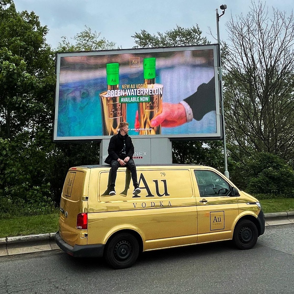 ScottBrowneUK's tweet photo. One year since I joined the @AuVodka team!

It’s been a rollercoaster from Day 1, utilising existing skills and learning new ones, meeting many new characters…

…and a few summer shoots, car giveaways and celebrity parties thrown in for good measure😂

1 year down, more to go! https://t.co/LE53eu4dzT