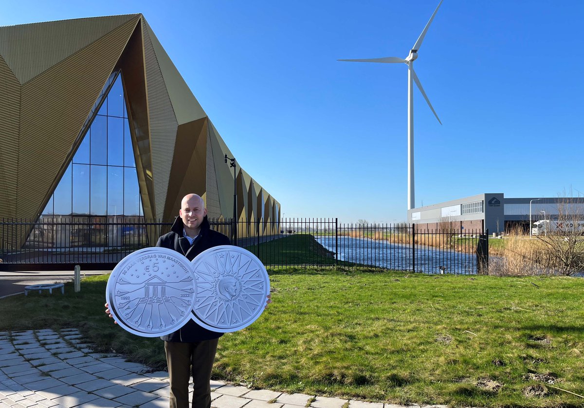 Royal Dutch Mint (@royaldutchmint) on Twitter photo Muntmeester Bert van Ravenswaaij heeft het Verdrag van Maastricht Vijfje onthuld! Het verdrag werd 30 jaar geleden ondertekend en legde de basis voor de Europese Unie. Ter ere van het jubileum slaat de KNM een herdenkingsmunt in opdracht van
<a href="/Financien/">Ministerie van Financiën</a>. Muntmeester Bert van Ravenswaaij heeft het Verdrag van Maastricht Vijfje onthuld! Het verdrag werd 30 jaar geleden ondertekend en legde de basis voor de Europese Unie. Ter ere van het jubileum slaat de KNM een herdenkingsmunt in opdracht van
<a href="/Financien/">Ministerie van Financiën</a>.