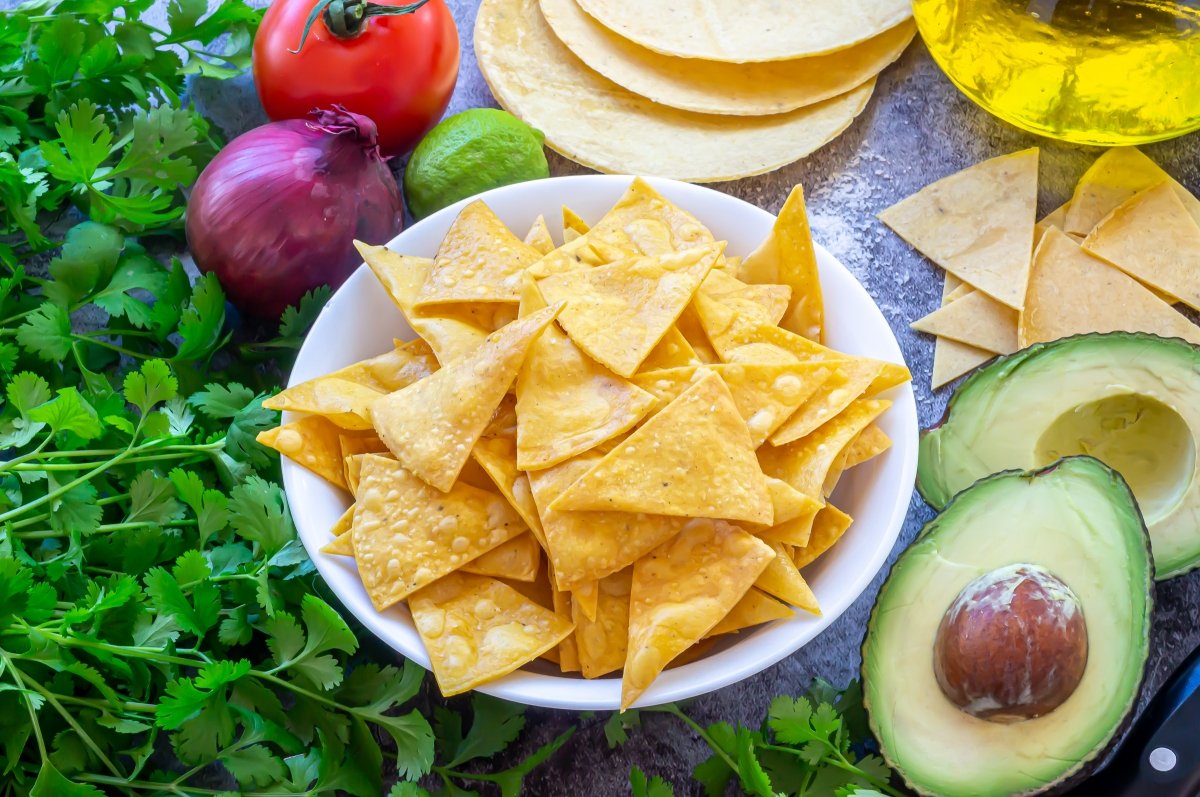 BonViveurSpain's tweet image. 🌽🇲🇽 ¿Nachos o totopos? ¿Totopos o nachos? ¿Son lo mismo? Aclaramos dudas y, cómo no, te explicamos con @cocinillas cómo preparar estas famosas y crujientes tortillas de maíz. 🤤👉 bonviveur.link/3taULRU 

#DíaMundialdelosNachos #nachos #totopos #cocinamexicana #mexicanfood