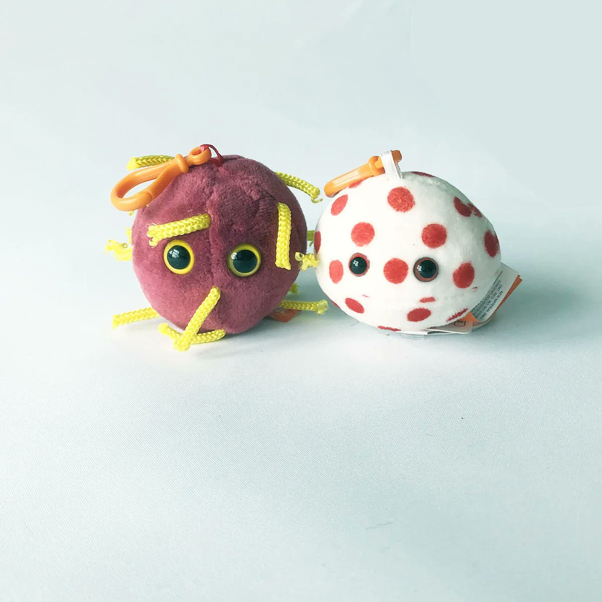 あの憎きcovid 19 わたしたちを窮屈な思いにさせているコロナ菌 そしてはしか菌 のマスコットキーチェーン わたしたちを苦しませるくせに なんだかかわいいですね キーチェーン 菌 コロナ はしか Giantmicrobes Store T Co