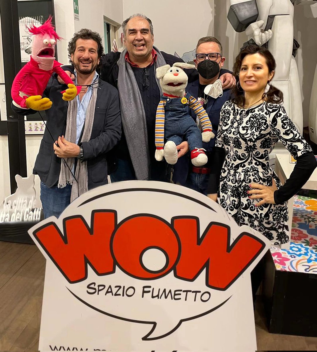 uanbimbumbam012's tweet photo. il #team012 con @caciotta012 di @PupazziStory 😎 per l'evento #PupazziStory  al #WOW #museo del #Fumetto di #Milano ❤️ #LucaLomi l'autore del #libro bestseller,  il #doppiatore #PietroUbaldi il #cartoonist #riccardomazzoli, la #mangaka #belindabarth e #Caciotta
@LibreriaEfesto https://t.co/3rAPJgMo6j