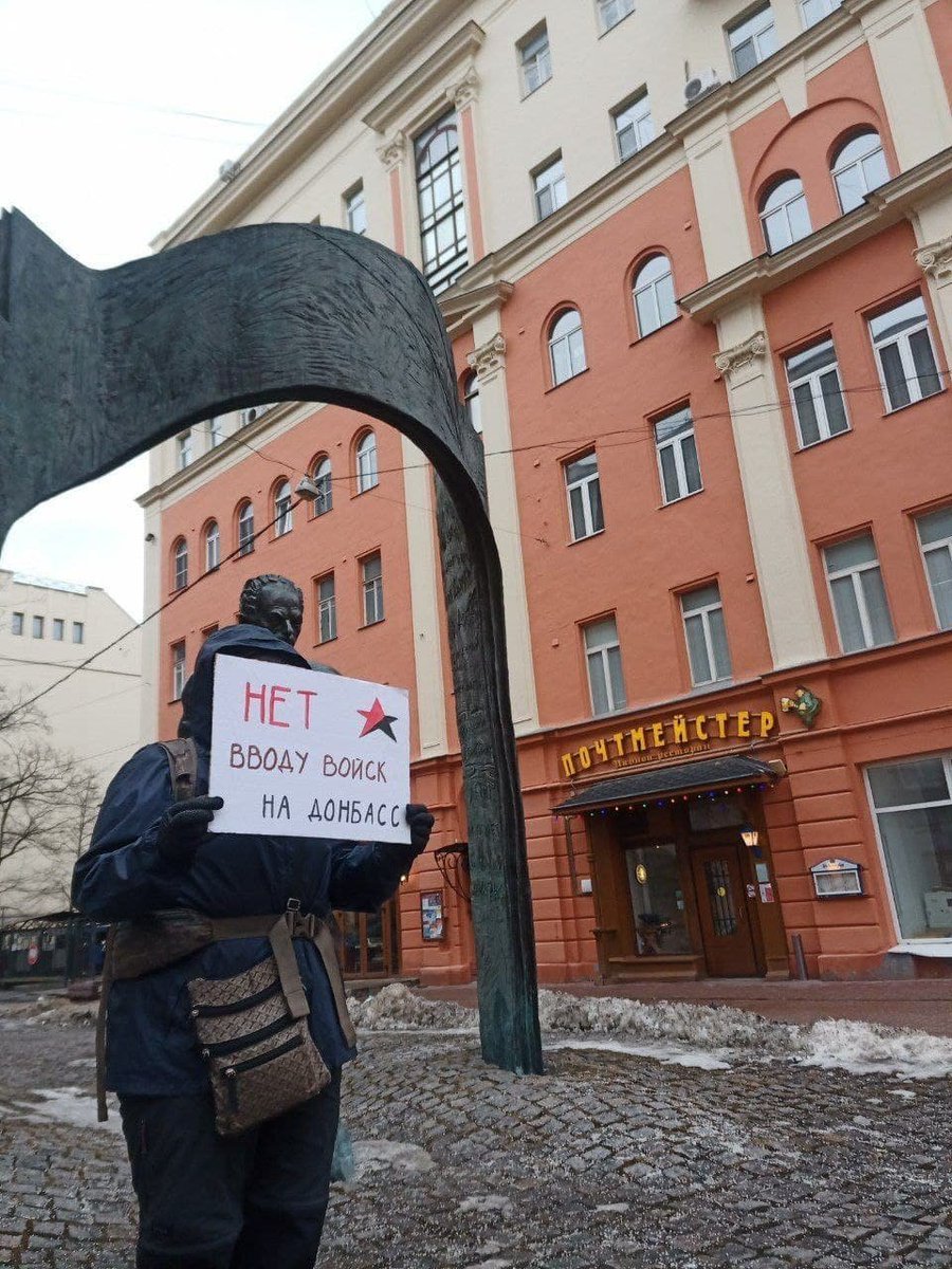 antirinfo's tweet photo. #Ukraine #antireport 

 Αναρχική διαμαρτυρία του 1 ατόμου στη #Μόσχα σήμερα ενάντια στον πόλεμο στην #Ουκρανία «Όχι στην αποστολή στρατευμάτων στο #Donbas. 

https://t.co/bM4oZi8V6E https://t.co/LEOegaRiTx