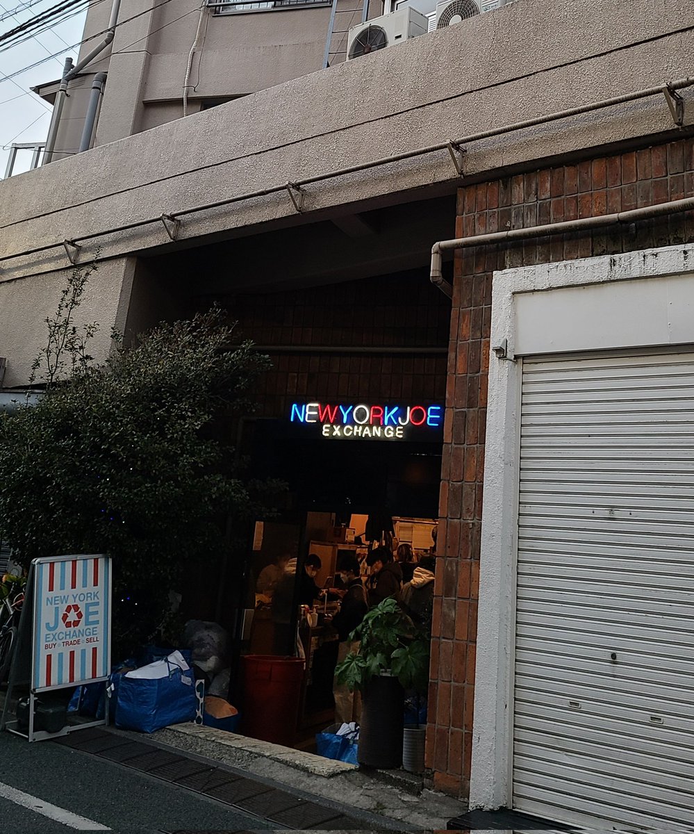 NORI08313571's tweet photo. #外見と違う店
写真屋みたいな #カレーの惑星。店内9席。
花びらも可愛い挽肉焦がしキーマと濃厚エビの2種盛😋
女湯男湯の内装のままの古着屋 #NYJOWEXCHENGE
子供の頃お風呂に入ったよ♨️
クリーニング屋のようなスパイス料理店。 #hishimo 店名はチョーク書き黒板だけ😁
ワンダーランド #下北沢 https://t.co/96jLg678Oe