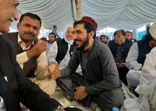SUSF_Official's tweet photo. Delegation of Sindh United Students Federation (SUSF) leaded by Central Info: Secretary @jalaluddinsaani along with delegation of Sindh United Party, leaded by @ZainSayed78 visited camp of PTM, meet @ManzoorPashteen; emphasized upon bilateral relationships B/w the Nations. https://t.co/Apqs26ef7e