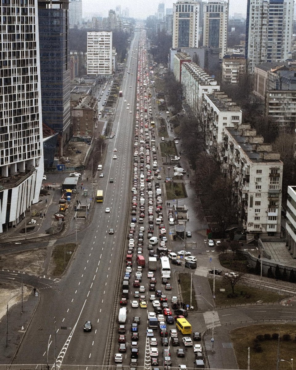 viewsfrance's tweet photo. La détresse des habitants de Kiev, contraints de fuir la ville suite aux attaques russes... https://t.co/5CPRIUUeI9