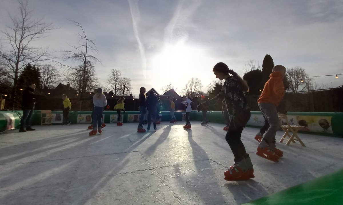 ChristsHopeNL's tweet photo. Wat een prachtig begin van de dag bij de Anne De Vriesschool in Epe. Het schoolplein was omgetoverd tot een schaatsbaan.
Vandaag schaatsen de kinderen voor andere kinderen die leven in extreme armoede.
#schaatsjewezenloos #christshope #annedevriesschoolepe https://t.co/iwm7SUoWOu