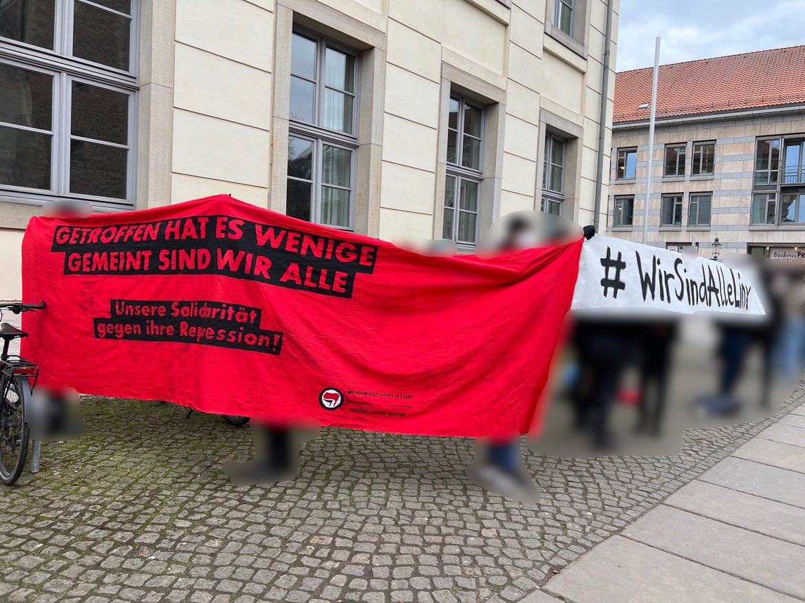 RonnyWildhage's tweet photo. #bs2402 ich begleite die Solidaritätskundgebung vor dem Amtsgericht in #Braunschweig. Es sind ca. 40 TN vor Ort.
Für die Hintergründe lohnt sich der Thread des @gegenrechtsBS und https://t.co/8MuQe5LoQA https://t.co/NdcrtMxJBP