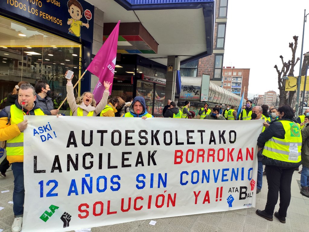 ELAHezkuntza's tweet photo. Bizkaiko Autoeskoketako langileok aste honetako 4. #greba egunean EGURRE ematen‼️
🚨 Guztira 2️⃣8️⃣ egun🚨
1️⃣2️⃣ urte hitzarmena berritu gabe‼️
Eta #APAVI patronala❓
Non dago❓
❌ Auskalo ❌
#AutoeskokakBorrokan https://t.co/UBFJO5Nr8I