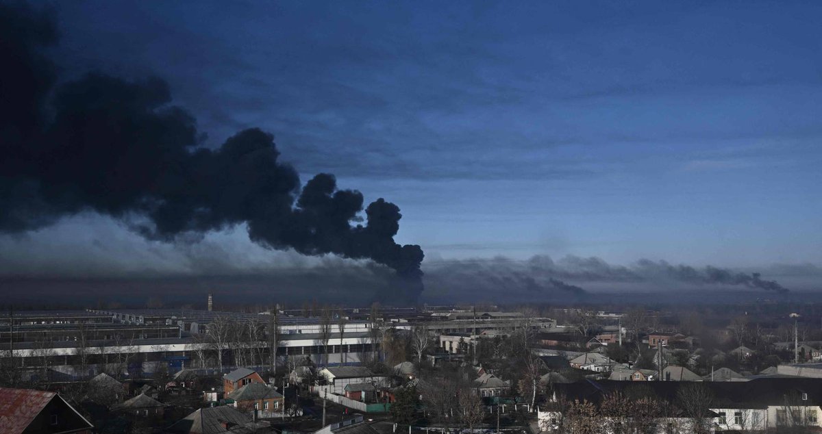 el_pais's tweet photo. 🔴 Imágenes de la guerra en Ucrania:

1º El aeropuerto militar de Chuguyev (AFP) 
2º Edificio de Kiev atacado por un misil ruso (AFP)
3º Personal militar trasladan a un herido tras el bombardeo en Chuhuiv (Getty)
4º Instalaciones militares en Mariupol (Ap) https://t.co/5hwhwBeLVS https://t.co/XrmzUoTsTz