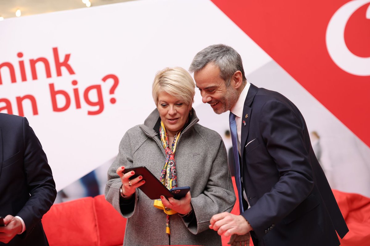 Është një kënaqësi të jemi pjesë e edicionit të parë të Syn + Egasia <a href="/syn_ergasia/">Syn+Ergasia</a> panairit të punës dhe aftësive. Ju mirëpresim të na bashkoheni sot, në ditën e 2-të të këtij eventi në Pallatin e Kongreseve.
#vodafonealbania #synergasia #tiranaeyc2022 #youth <a href="/tiranaeyc/">Tirana EYC 2022</a>