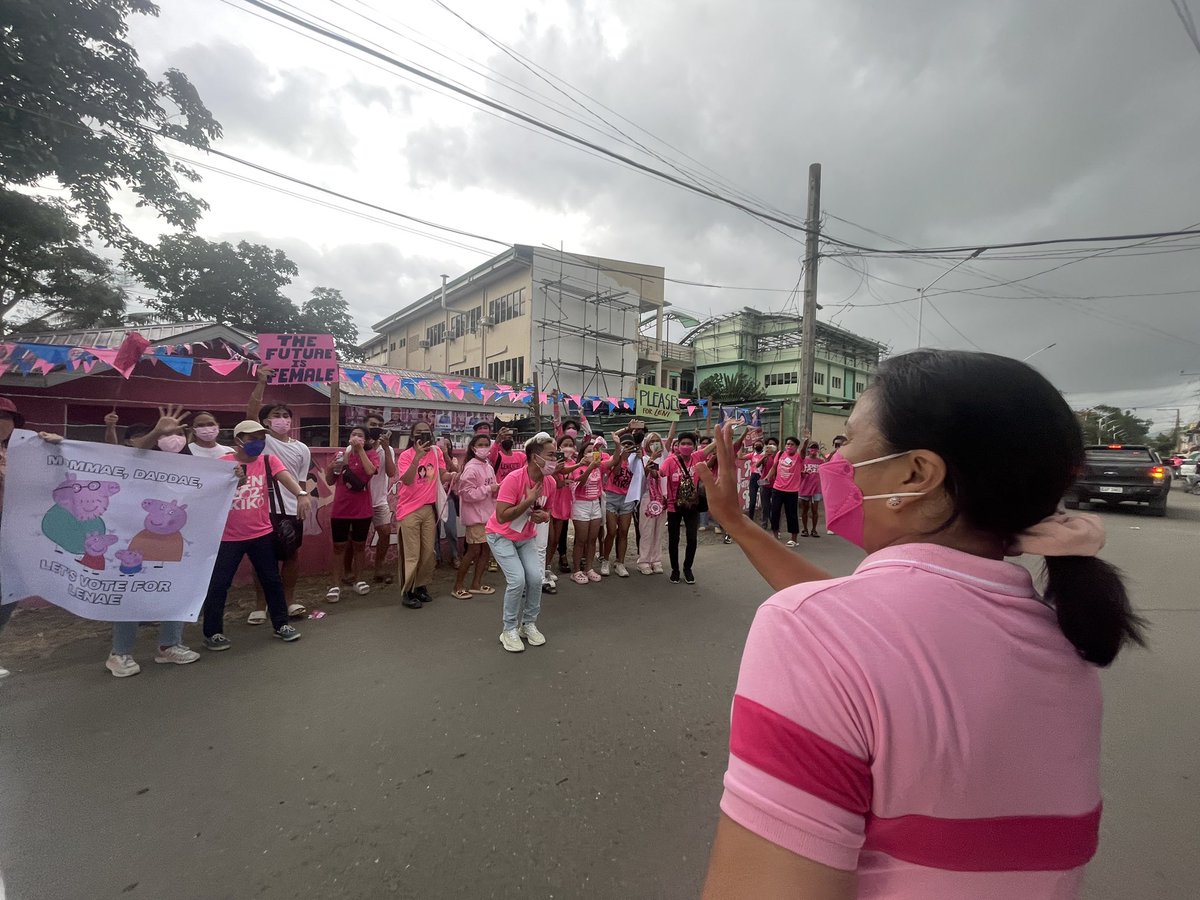 AicaDioquino's tweet photo. 📍 CEBU

The super energetic Toledo Youth for Leni showed up at the people’s rally with signs that read: “Ribbon cutting, please?” 

@lenirobredo shows up, making a quick stop at their HQ to make it happen. 🌸 #LabanLeni2022 https://t.co/t81xGWJzWq