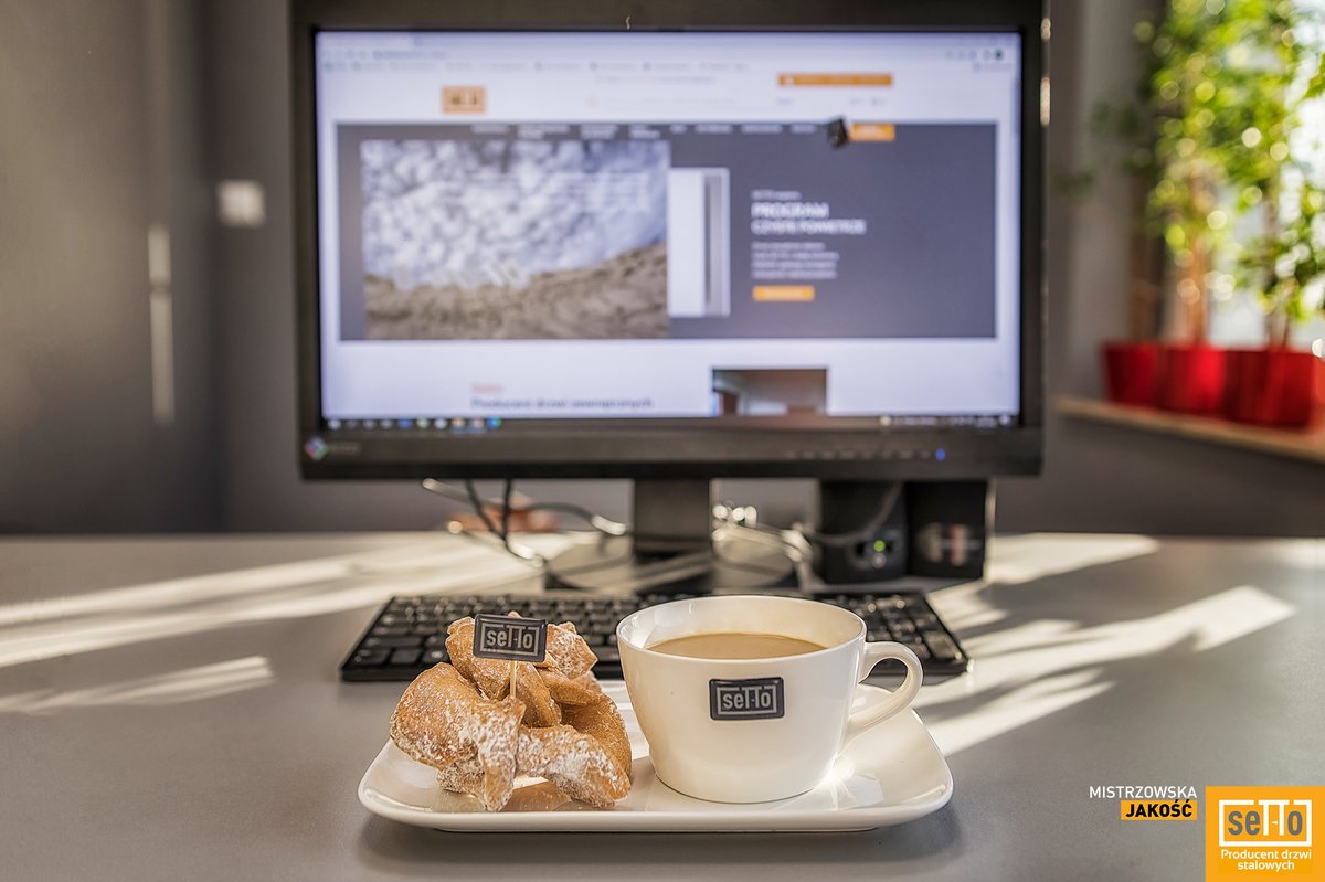 drzwiSETTO's tweet photo. Dzień dobry! 😁 Czy dzisiaj ktoś ma silną wolę i nadal liczy kalorie??? My staramy się o kaloriach nie myśleć... pomyślimy o nich jutro 😉 Przecież otwieranie drzwi też spala kalorie 😂

Dzisiaj wszystkim smakoszom życzymy SMACZNEGO! 

#tlustyczwartek https://t.co/SqNLJvIolZ