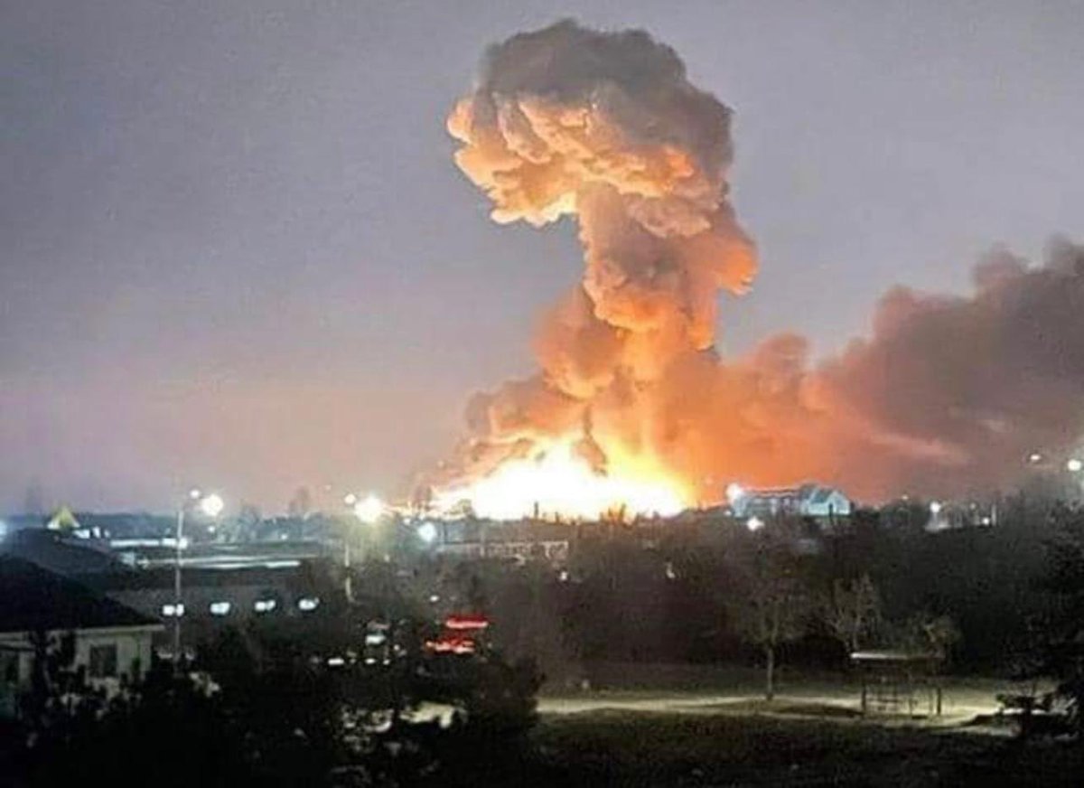 La verità è la prima vittima della guerra!

Rivolgiamo il nostro più solidale pensiero a tutti i civili innocenti coinvolti negli attacchi, soprattutto ai bambini che terrorizzati non capiscono perché gli arrivano le bombe in testa...
 
#NoWar