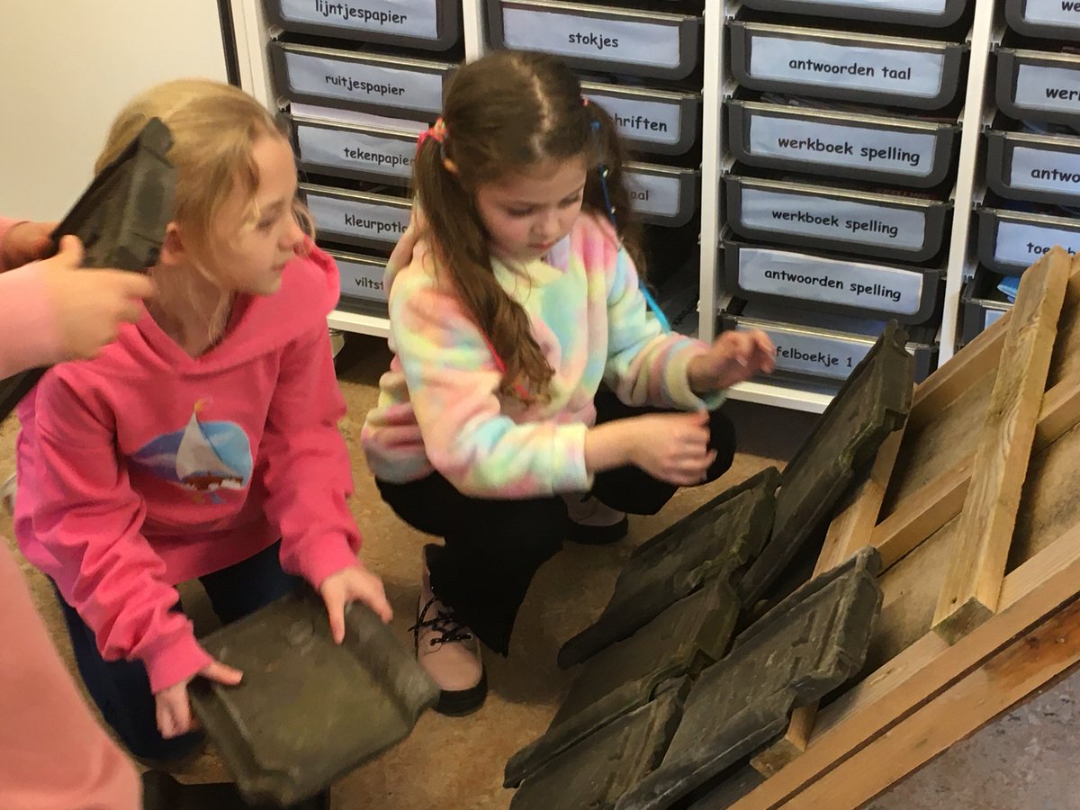 Vrijdag 18 februari kwam Barry Schut van <a href="/BouwmensenApd/">Bouwmensen-Apeldoorn</a> de kinderen van groep 4 PBO Prinses Margriet vertellen over wat er nodig is om een huis te bouwen. Bedankt De Bouwmensen, voor deze praktische verrijking van het thema Bouwen en Wonen op school!