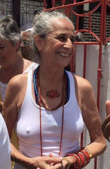 isabeldebetha's tweet photo. E por que ela sai atirando por ai? https://t.co/GZtQ7jXw3R