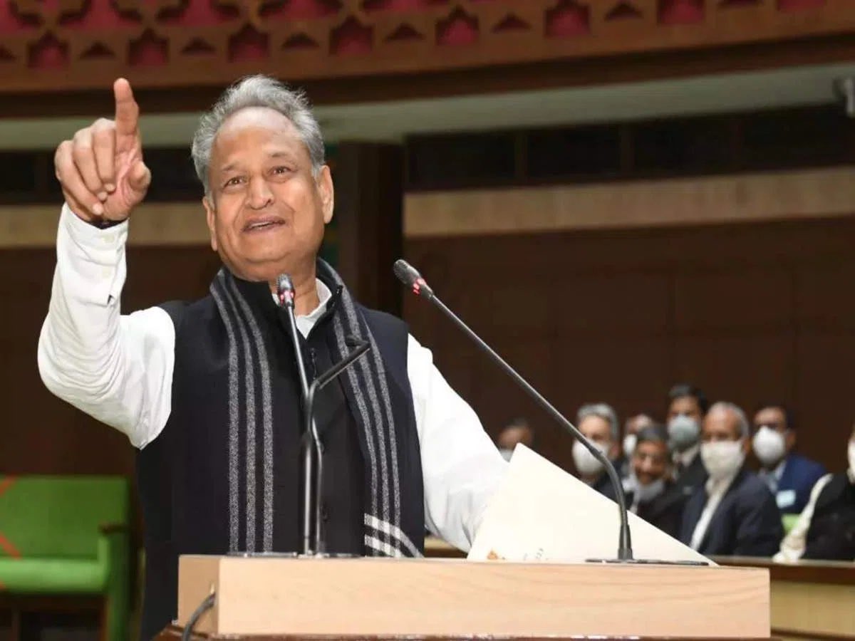 DrDeenDayal_'s tweet photo. पुरानी पेंशन बहाली सहित बज़ट में राज्य के हित में ऐतिहासिक फैसले लेकर पूरे देश में अलग मिसाल पेश करने पर माननीय मुख्यमंत्री जन��ायक श्री @ashokgehlot51 जी का हार्दिक आभार। #AshokGehlotLongLive
@GovindDotasra
@MohanSihag24 @DRathore_INC
@DrAshokJat @ShakuntalaRavat @_lokeshsharma https://t.co/Rcuf2yVIaB