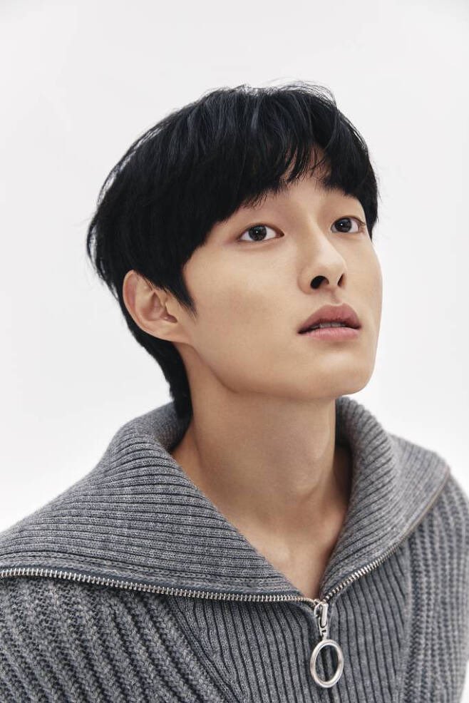 kdramacasting's tweet photo. #YoonChanYoung tests positive for COVID-19 self-kit, is waiting for PCR results. His ‘Knowing Bros’ recording has been cancelled. https://t.co/nsedOIvOnT