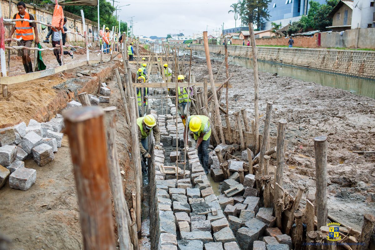 NainaAndriants1's tweet photo. Luttons contre les inondations 
#Antananarivo #tananantsika 
Visite avec @MrHajoA et @YvesGuicquero de l'avancement des travaux d'aménagement des berges et de curage du canal Andriantany. 
projet PIAA financé par @AFD_France et @UE_Madagascar https://t.co/hd11iXRXwH