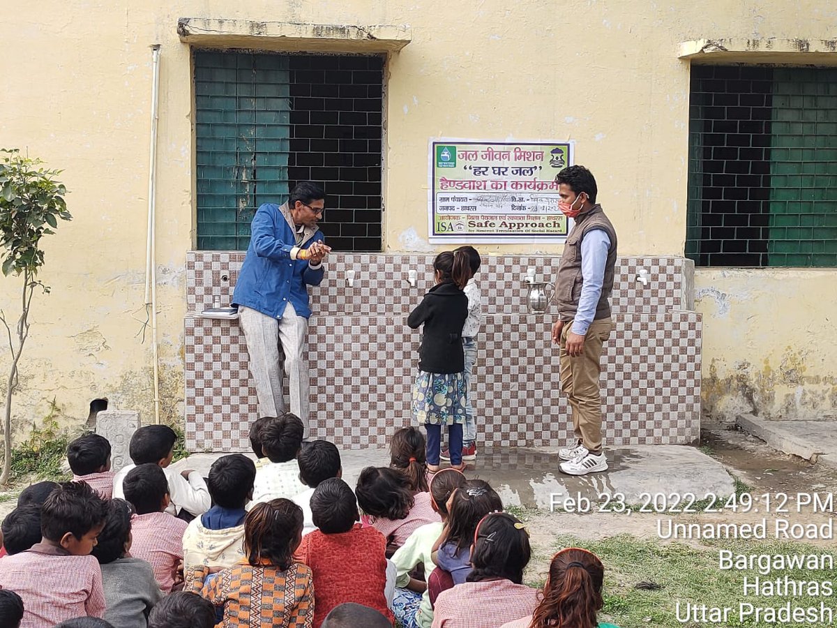 SafeApproachNGO's tweet photo. जल जीवन मिशन | हर घर जल योजना | Jal Jeevan Mission (JJM) Yojana. Bjp की सरकार का कहना है कि जल जीवन मिशन को अब पूरी शक्ति के साथ आगे बढ़ाया जायेगा, और सभी के घरों तक शुद्ध पीने का पानी पाइप के जरिए नलों तक पहुँचाया जाएगा। https://t.co/iAGmPUrK48