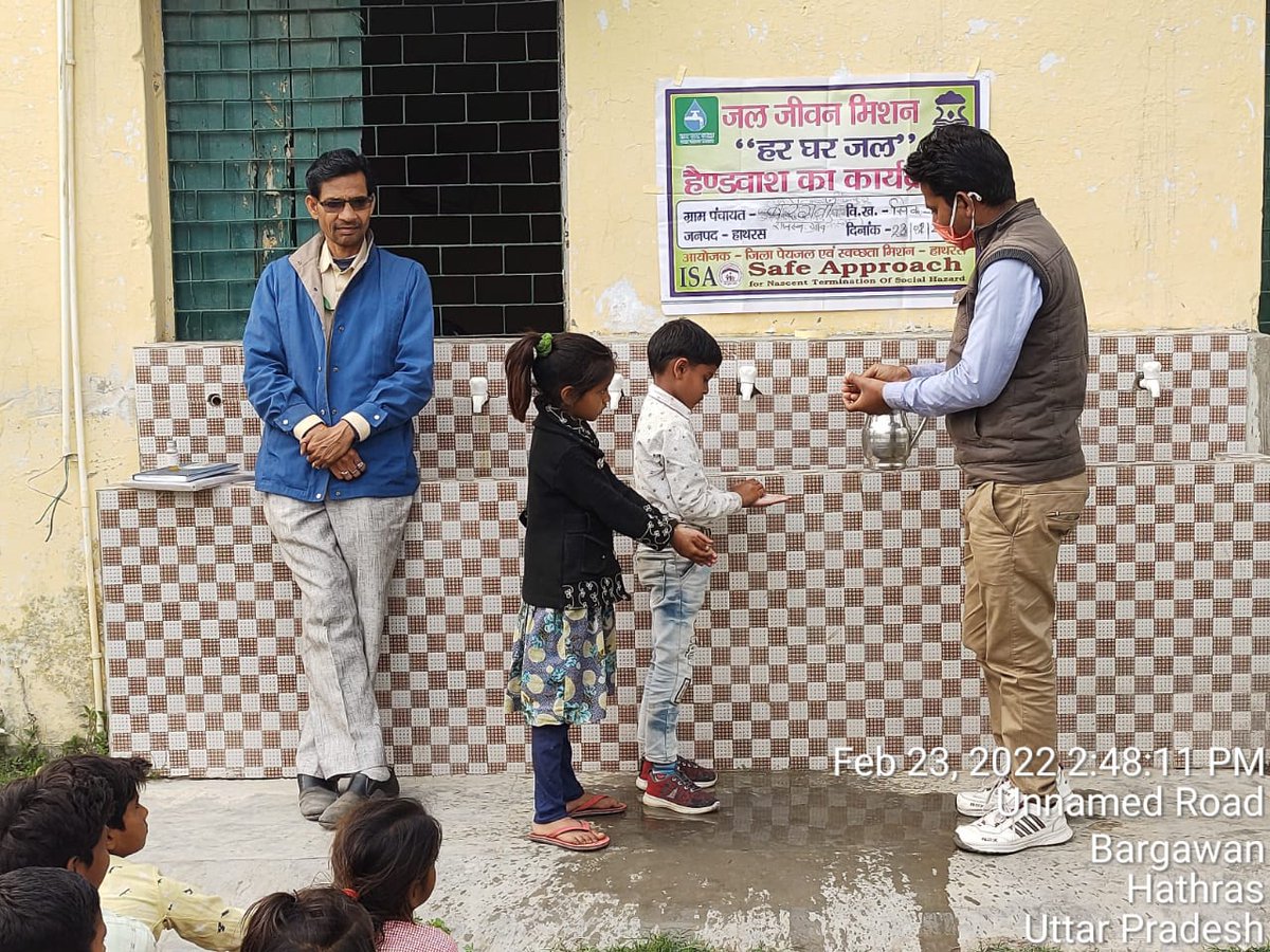 SafeApproachNGO's tweet photo. जल जीवन मिशन | हर घर जल योजना | Jal Jeevan Mission (JJM) Yojana. Bjp की सरकार का कहना है कि जल जीवन मिशन को अब पूरी शक्ति के साथ आगे बढ़ाया जायेगा, और सभी के घरों तक शुद्ध पीने का पानी पाइप के जरिए नलों तक पहुँचाया जाएगा। https://t.co/iAGmPUrK48