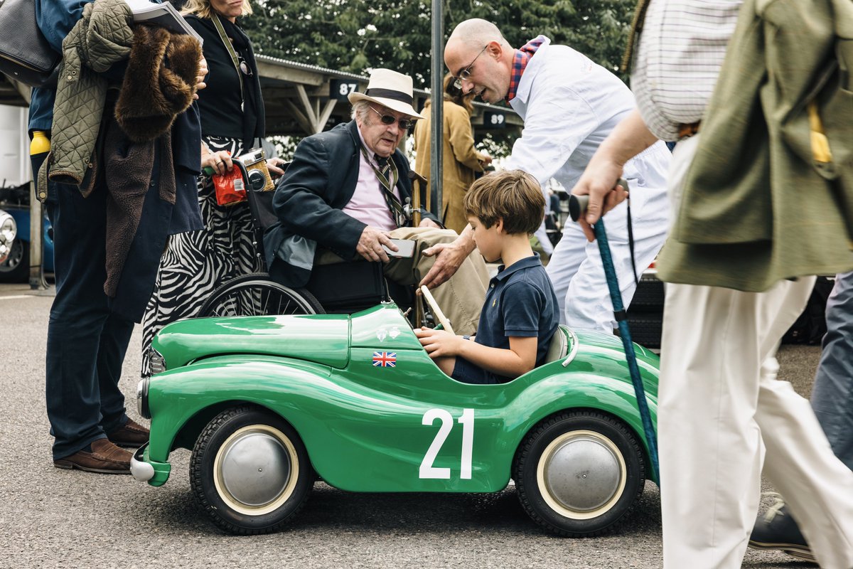 robertovery's tweet photo. IF YOU KNOW YOU KNOW #IMAGEBYOVERY #settringtoncup #grrc #bpgreen #davidpiper #tbt #goodwoodrevival https://t.co/liyOEpBuks
