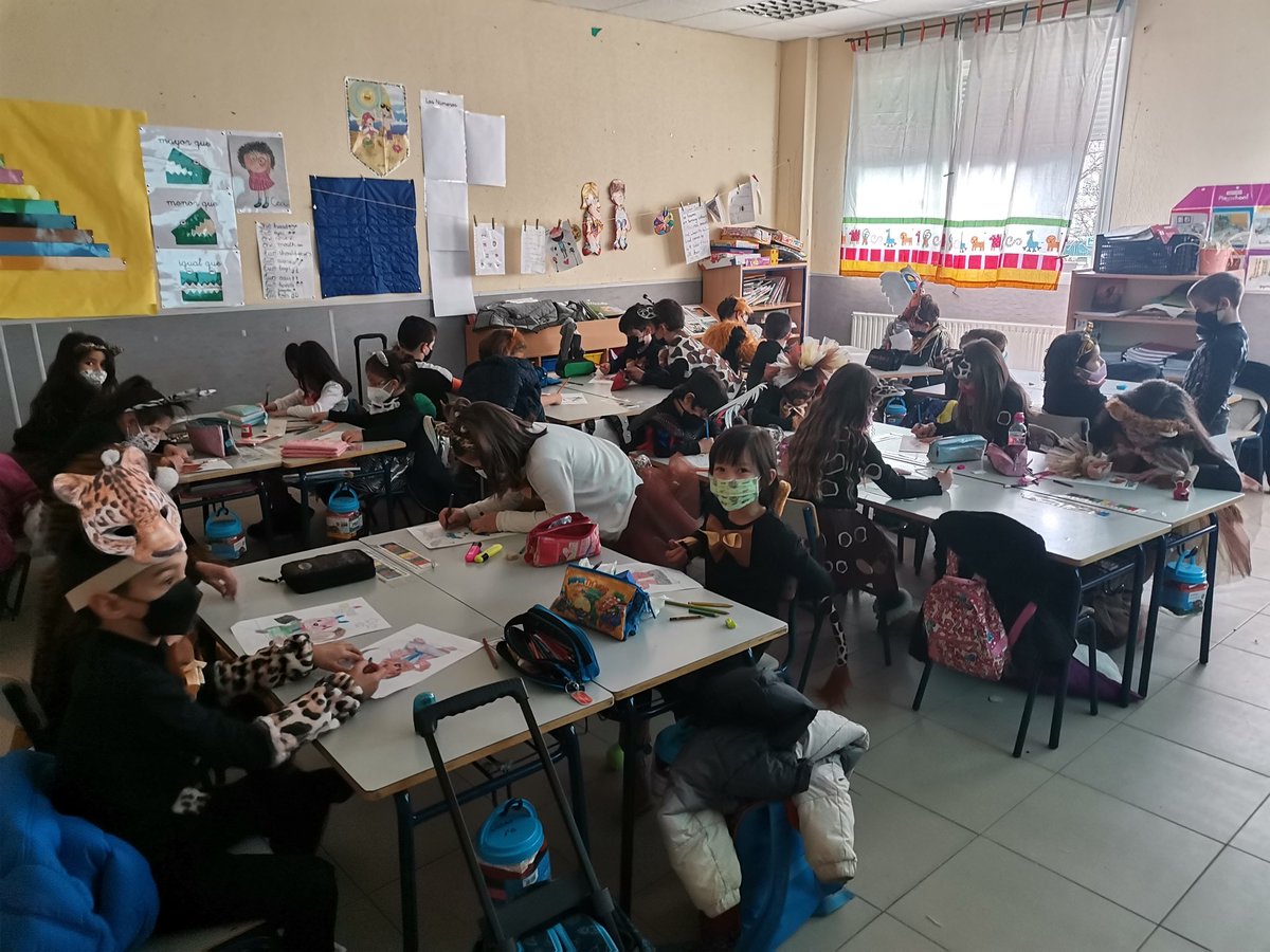 Carl0sTercer0's tweet photo. #BroadwayInCarlosIII los niños y niñas de 1°Primaria con sus maestras están trabajan como unos bestias. #TheLionKing #Carnaval2022 #Carnaval #CarlosIIISomosArtistas #CarlosIIIProductions #CarnavalAranjuez #Aranjuez #ElReyLeón. https://t.co/iiQVK4QfLc