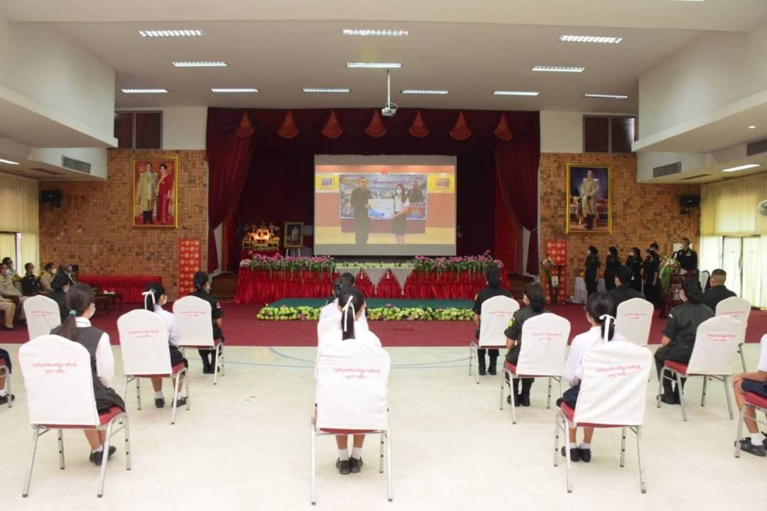 rrtc21's tweet photo. เมื่อวันที่ 21 ก.พ.65 พ.อ. ทายาท แสงเพ็ชร ผบ.ศฝ.นศท.มทบ.21 ผู้แทน มทภ.2 เป็นประธานในพิธีมอบทุนการศึกษาคอร์สเรียนภาษาอังกฤษ Entrance ออนไลน์  ตาม โครงการพี่ทหารสานฝัน ประจำปี 2565 ให้ก��บ นศท. และ นร. จำนวน 15 ทุนๆ ละ 8,000 บาท รวมเป็นเงินทั้งสิ้น 120,000 https://t.co/2TPeHP6AMt