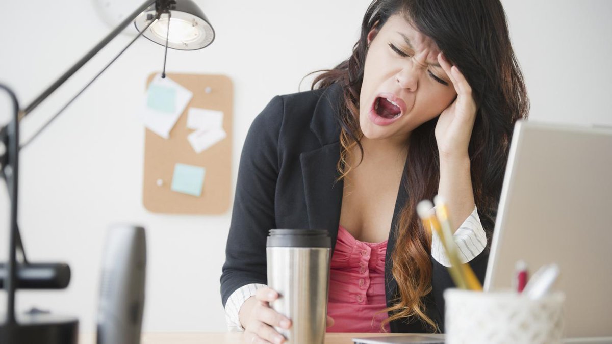 Низкое давление и тошнота. Сонный человек утром. Бодрость с утра. Усталость. Усталость и хочется пить.