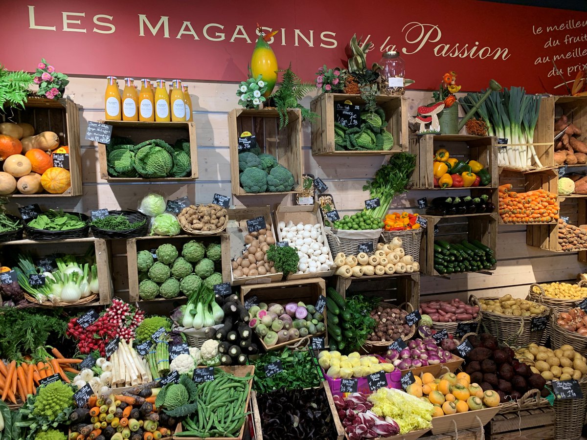 SaveursCommerce's tweet photo. #Concours #talentsfl - Félicitations à Chéryl Durand, Les Magasins de la Passion, lauréat dans la catégorie #primeur en magasin dans la région NO ! Prix remis par Sandrine Choux 
Avec @SaveursCommerce @Interfel 
@_Ctifl https://t.co/D6ZgVfDzRd