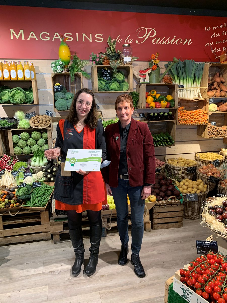 SaveursCommerce's tweet photo. #Concours #talentsfl - Félicitations à Chéryl Durand, Les Magasins de la Passion, lauréat dans la catégorie #primeur en magasin dans la région NO ! Prix remis par Sandrine Choux 
Avec @SaveursCommerce @Interfel 
@_Ctifl https://t.co/D6ZgVfDzRd