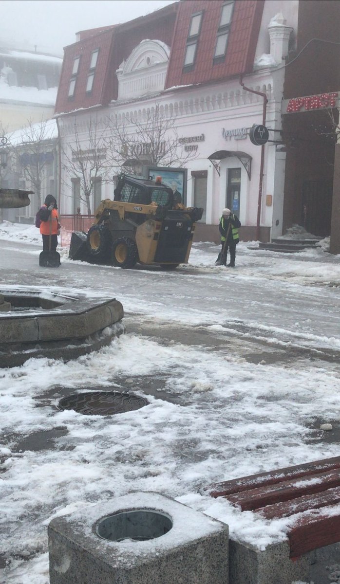 Проводится очистка тротуара от снега и наледи по ул. Ленинградская
<a href="/rradyukov/">Роман Радюков</a> <a href="/AdmSamRna/">Администрация Самарского внутригородского района</a>