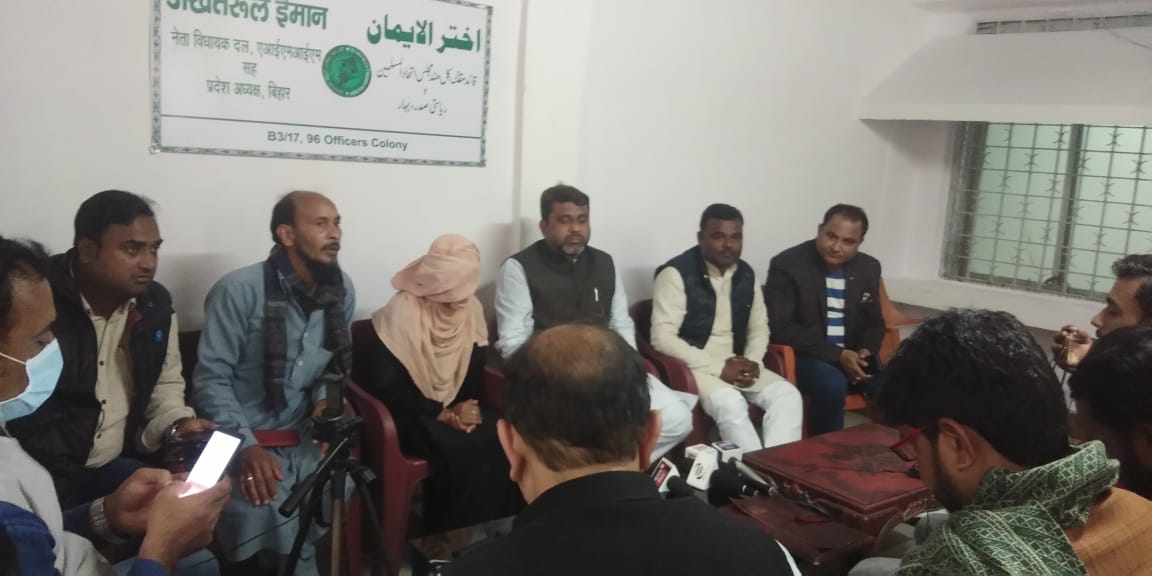 Akhtaruliman5's tweet photo. We demand 1 Cr financial compensation to victim's family immediately,speedy trail, education expenses for all kids &amp; Govt Job to wife of Late Khalil Rizvi, who was brutally murdered in samastipur Bihar.We wl raise in Assembly @asadowaisi sb @ShahnawazAIMIM_ @MdAnzarNayeemi https://t.co/BZ0vkzN3yo
