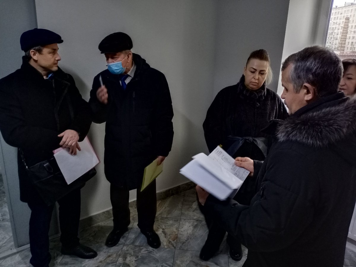 Совместно с представителями УК "Град+Сервис" встретился с жительницей дома по ул. Первомайская, которая обратилась с просьбой утеплить стены в тамбуре многоквартирного дома. 

#Балашиха #МосОблДума #ВладимирШапкин #ФракцияЕдинаяРоссия #Подмосковье #МосОблДума2022 #УК #МКД